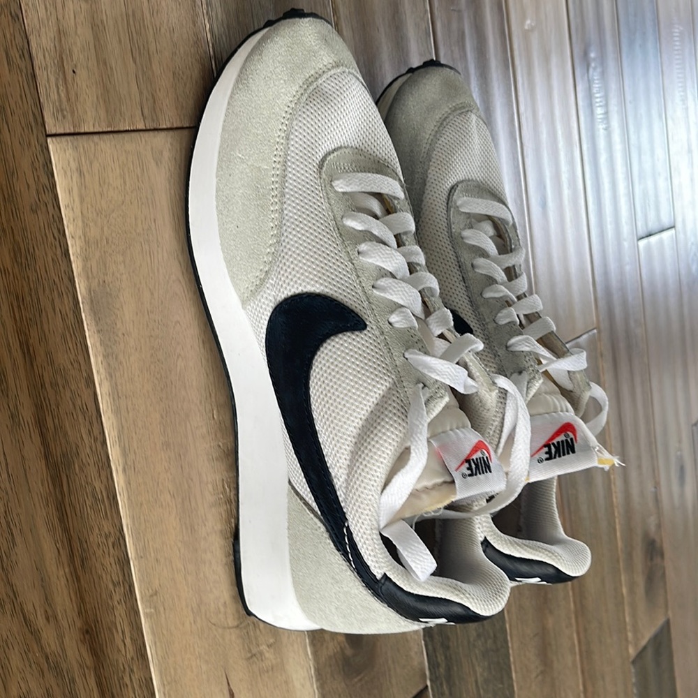 White/grey nike sneaker